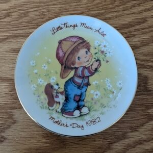 Vintage Avon Mother's Day 1982 Decorative Plate "Little Things"